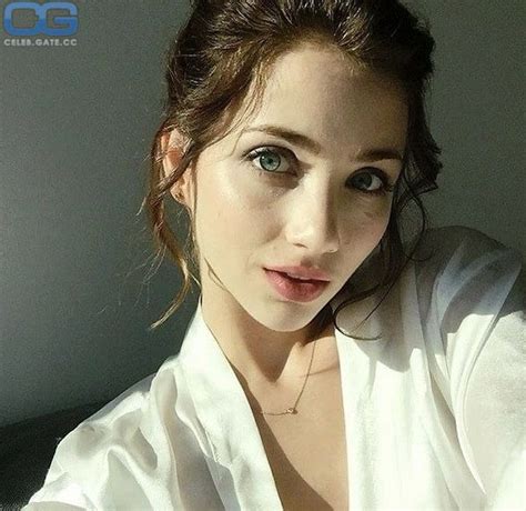 Emily Rudd nude pictures